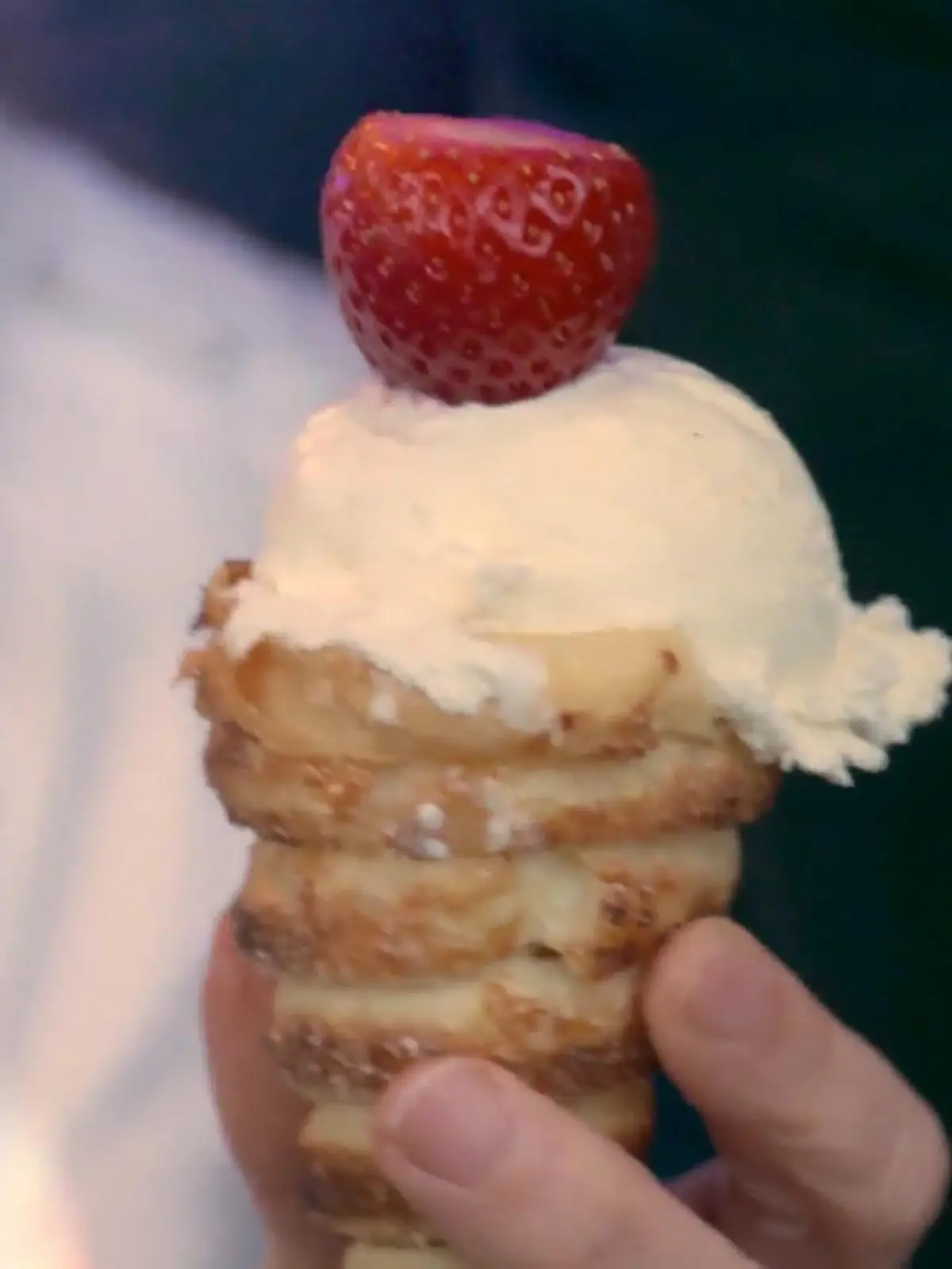 Eis gehört im Sommer dazu! Nur das kann echt teuer werden in der Eisdiele. Es gibt viele Gadgets, die das Eisvergnügen nach Hause holen. Wir testen Zubehör zum Spaghetti-Eis machen, zum Slushy-Eis machen, für Waffelhörnchen und Eisrollen.