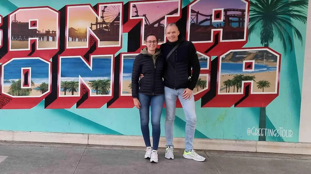 Lisa und Tobias machen ein Foto auf der Promenade von Santa Monica - kurz darauf folgt die brutale Attacke