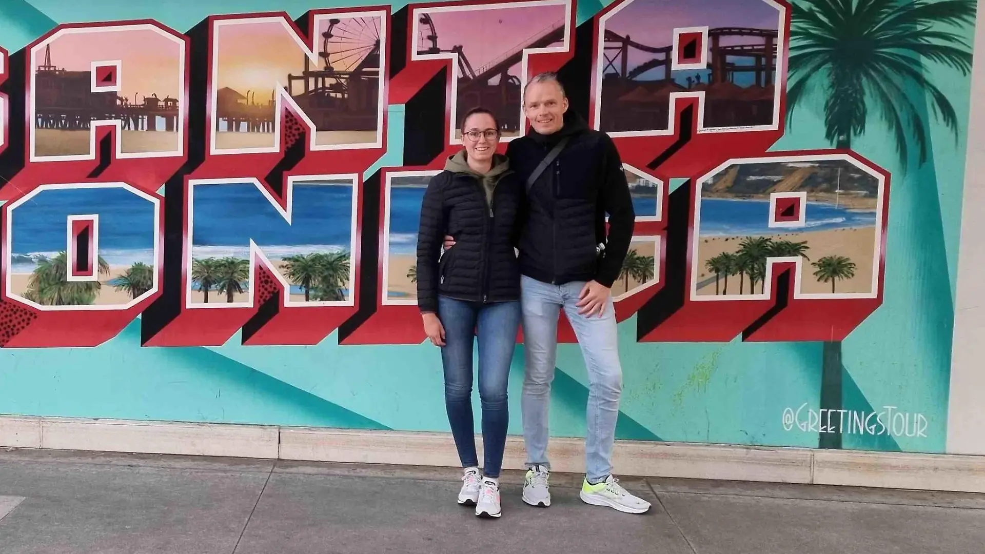 Lisa und Tobias machen ein Foto auf der Promenade von Santa Monica - kurz darauf folgt die brutale Attacke