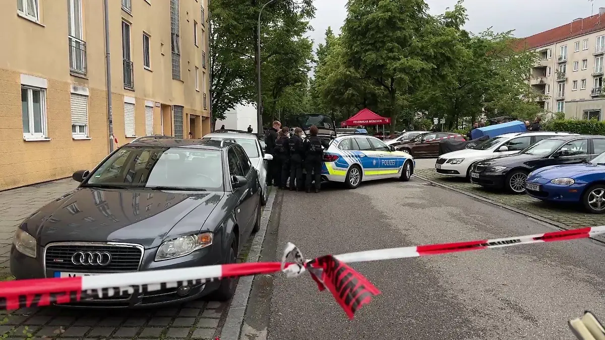 Die Polizei sichert den Tatort im Stadtteil Milbertshofen.