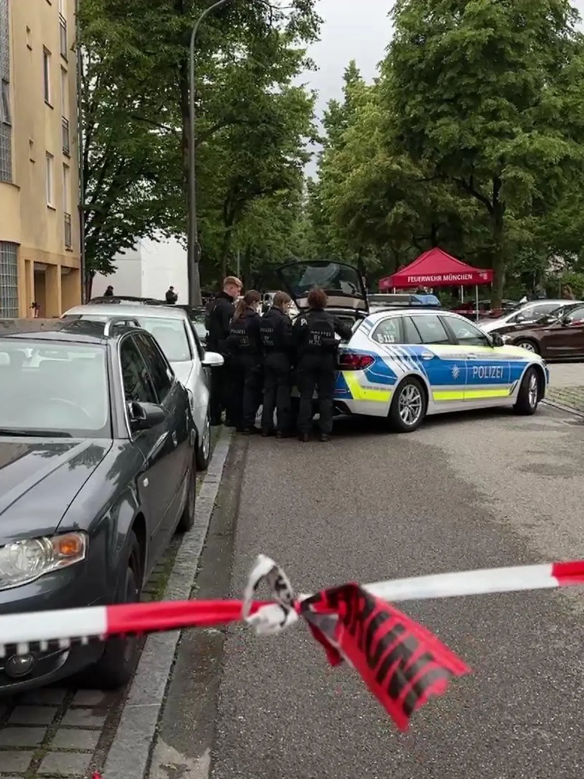 Die Polizei sichert den Tatort im Stadtteil Milbertshofen.