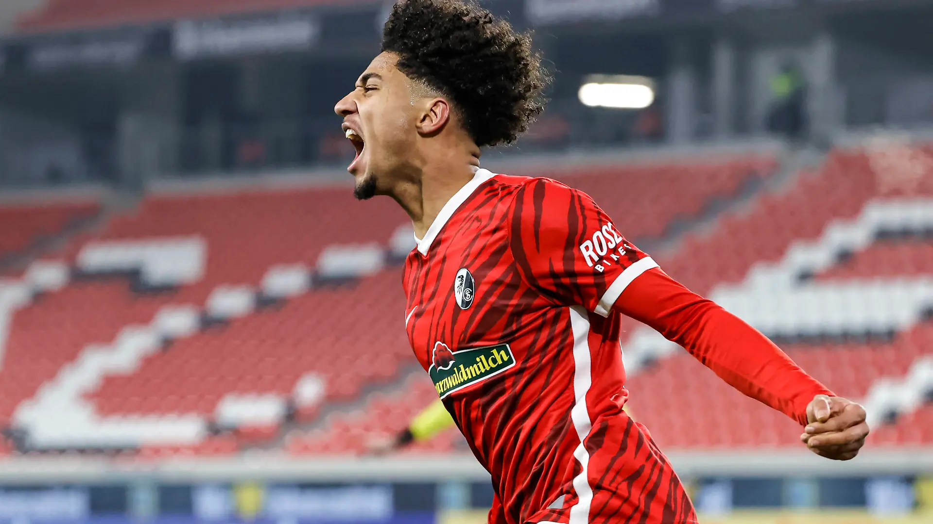 Fussball, 1.Bundesliga, 17.Spieltag - 21/22 - SC Freiburg vs. Bayer 04 Leverkusen - 19. Dezember 2021 Torjubel bei Kevin Schade SC Freiburg 20 nach seinem Tor zum 2:1, Fussball 1.Bundesliga, SC Freiburg vs. Bayer 04 Leverkusen, am Sonntag, den 19. Dezember 2021 im Europa-Park Stadion in Freiburg im Breisgau Deutschland. DFL REGULATIONS PROHIBIT ANY USE OF PHOTOGRAPHS AS IMAGE SEQUENCES AND/OR QUASI-VIDEO. *** Football, 1 Bundesliga, 17 Matchday 21 22 SC Freiburg vs Bayer 04 Leverkusen 19 December 2021 Kevin Schade SC Freiburg 20 celebrates after his goal to 2 1, Football 1 Bundesliga, SC Freiburg vs Bayer 04 Leverkusen, on Sunday, 19 December 2021 at Europa Park Stadium in Freiburg im Breisgau Germany DFL REGULATIONS PROHIBIT ANY USE OF PHOTOGRAPHS AS IMAGE SEQUENCES AND OR QUASI VIDEO Copyright: xBEAUTIFULxSPORTS/G.xHubbsx