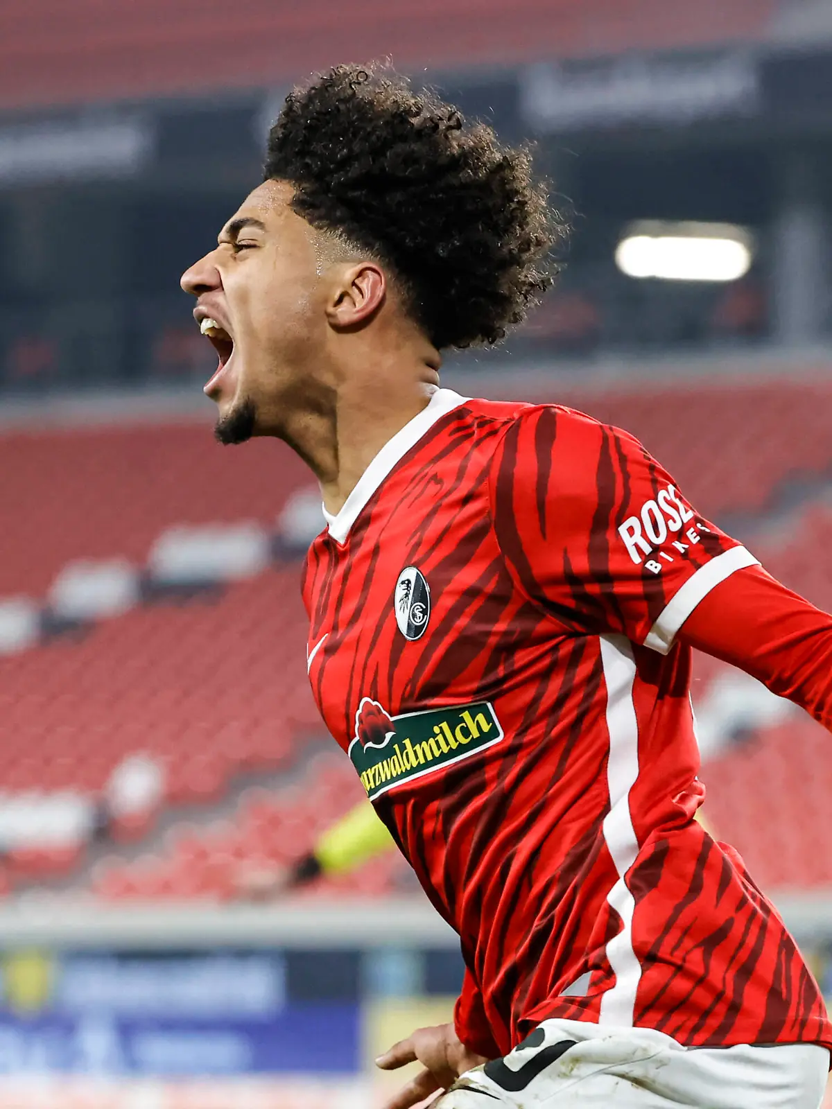  Fussball, 1.Bundesliga, 17.Spieltag - 21/22 - SC Freiburg vs. Bayer 04 Leverkusen - 19. Dezember 2021 Torjubel bei Kevin Schade SC Freiburg 20 nach seinem Tor zum 2:1, Fussball 1.Bundesliga, SC Freiburg vs. Bayer 04 Leverkusen, am Sonntag, den 19. Dezember 2021 im Europa-Park Stadion in Freiburg im Breisgau Deutschland. DFL REGULATIONS PROHIBIT ANY USE OF PHOTOGRAPHS AS IMAGE SEQUENCES AND/OR QUASI-VIDEO. *** Football, 1 Bundesliga, 17 Matchday 21 22 SC Freiburg vs Bayer 04 Leverkusen 19 December 2021 Kevin Schade SC Freiburg 20 celebrates after his goal to 2 1, Football 1 Bundesliga, SC Freiburg vs Bayer 04 Leverkusen, on Sunday, 19 December 2021 at Europa Park Stadium in Freiburg im Breisgau Germany DFL REGULATIONS PROHIBIT ANY USE OF PHOTOGRAPHS AS IMAGE SEQUENCES AND OR QUASI VIDEO Copyright: xBEAUTIFULxSPORTS/G.xHubbsx