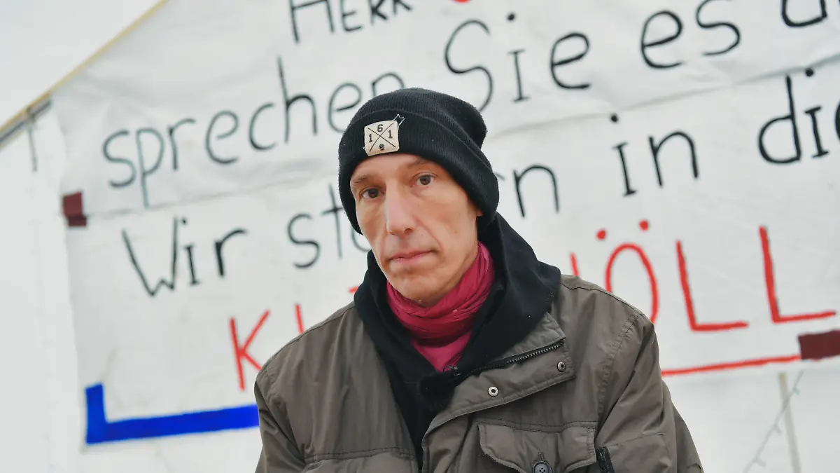 ARCHIV - 31.05.2024, Berlin: Klimaaktivist Wolfgang Metzeler-Kick spricht bei einem Pressegespräch im Hungerstreik-Camp im Invalidenpark. (zu dpa: «Hungerstreikender Klima-Aktivist ins Krankenhaus eingeliefert») Foto: Paul Zinken/dpa +++ dpa-Bildfunk +++