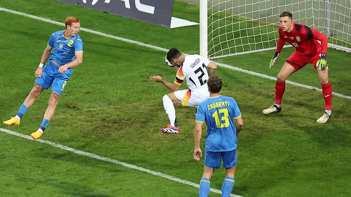 Fußball: Länderspiele, Deutschland - Ukraine, Max-Morlock-Stadion, Deutschlands Ilkay Gündogan scheitert mit einem Kopfball.