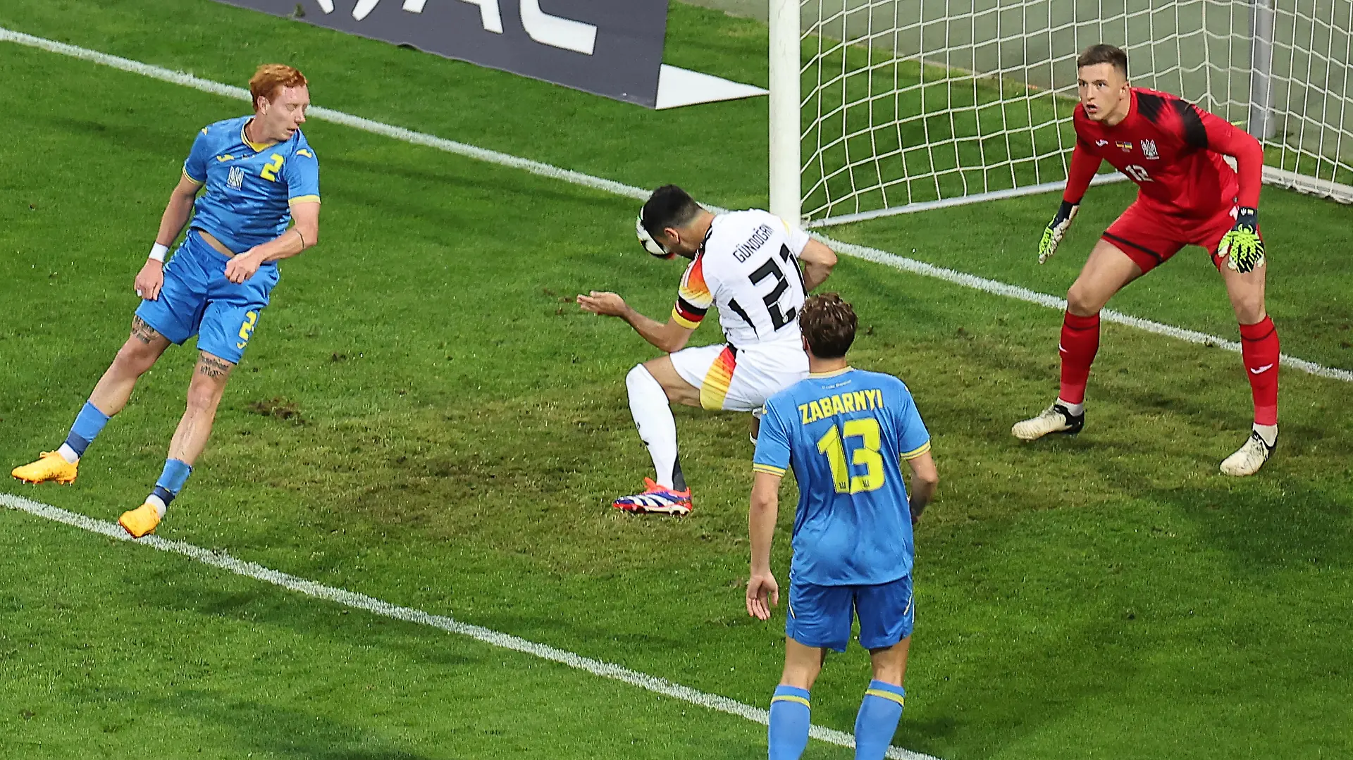 Fußball: Länderspiele, Deutschland - Ukraine, Max-Morlock-Stadion, Deutschlands Ilkay Gündogan scheitert mit einem Kopfball.