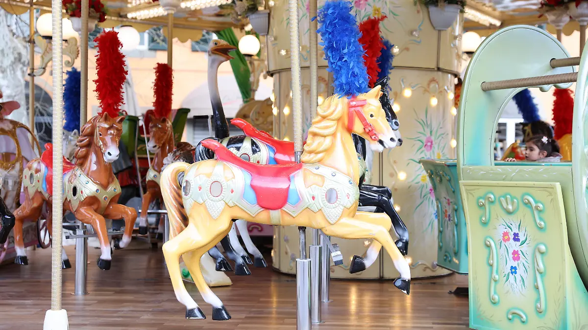 Altes italienisches Kinderkarussell mit Holzpferden.