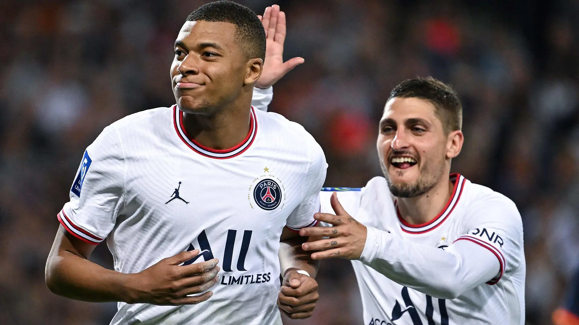 14.05.2022, Frankreich, Montpellier: Fußball: Ligue 1, Frankreich, Montpellier HSC - Paris Saint-Germain, 37. Spieltag, im Stade de la Mosson: PSGs Kylian Mbappe (l) reagiert nach einem Tor. Liverpools Trainer Klopp hält einen Transfer des französischen Fußball-Stars Mbappé zum FC Liverpool für unrealistisch. (zu dpa: "Klopp sieht keine Chance für Mbappé-Transfer nach Liverpool") Foto: Pascal Guyot/AFP/dpa +++ dpa-Bildfunk +++