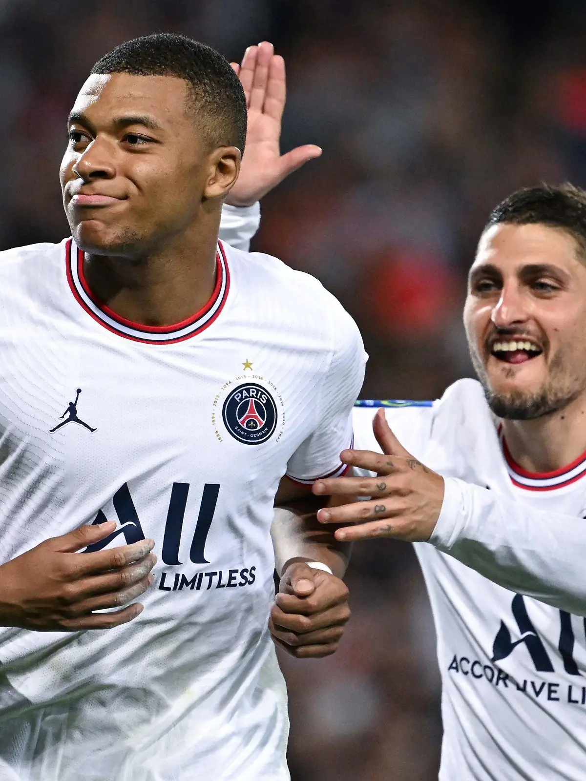 14.05.2022, Frankreich, Montpellier: Fußball: Ligue 1, Frankreich, Montpellier HSC - Paris Saint-Germain, 37. Spieltag, im Stade de la Mosson: PSGs Kylian Mbappe (l) reagiert nach einem Tor. Liverpools Trainer Klopp hält einen Transfer des französischen Fußball-Stars Mbappé zum FC Liverpool für unrealistisch. (zu dpa: "Klopp sieht keine Chance für Mbappé-Transfer nach Liverpool") Foto: Pascal Guyot/AFP/dpa +++ dpa-Bildfunk +++