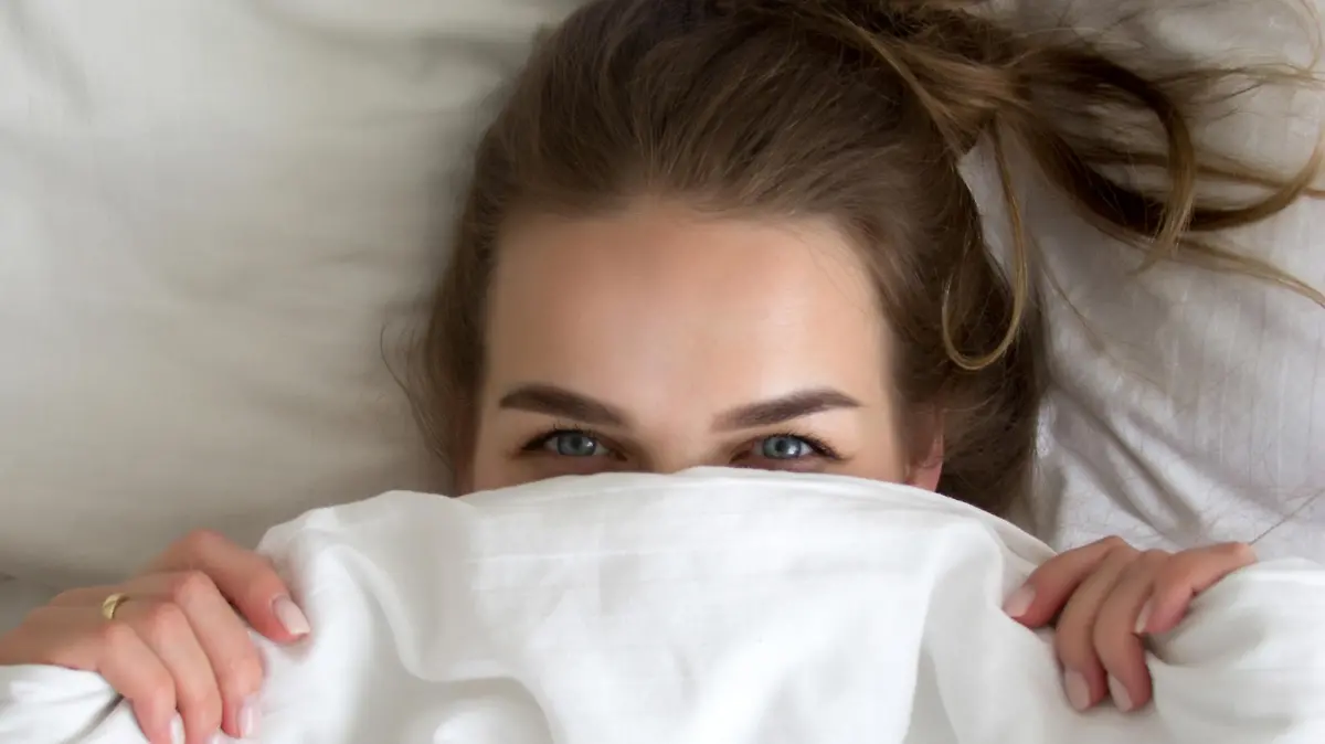 Frau schinkt sich vor dem Bett nicht ab.