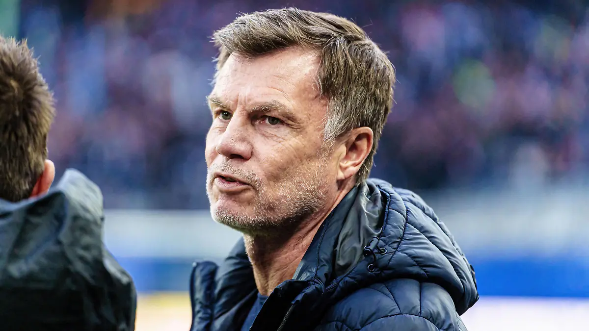 Thomas Helmer GER, Hamburger SV vs. Holstein Kiel, Fussball, 2. Bundesliga, Spieltag 30, Saison 2023/2024, 20.04.2024 DFL REGULATIONS PROHIBIT ANY USE OF PHOTOGRAPHS AS IMAGE SEQUENCES AND/OR QUASI-VIDEO GER, Hamburger SV vs. Holstein Kiel, Fussball, 2. Bundesliga, Spieltag 30, Saison 2023/2024, 20.04.2024 Hamburg *** Thomas Helmer GER, Hamburger SV vs Holstein Kiel, Football, 2 Bundesliga, Matchday 30, Season 2023 2024, 20 04 2024 DFL REGULATIONS PROHIBIT ANY USE OF PHOTOGRAPHS AS IMAGE SEQUENCES AND OR QUASI VIDEO GER, Hamburger SV vs Holstein Kiel, Football, 2 Bundesliga, Matchday 30, Season 2023 2024, 20 04 2024 Hamburg Copyright: xEibner-Pressefoto/MarcelxvonxFehrnx EP_MFN