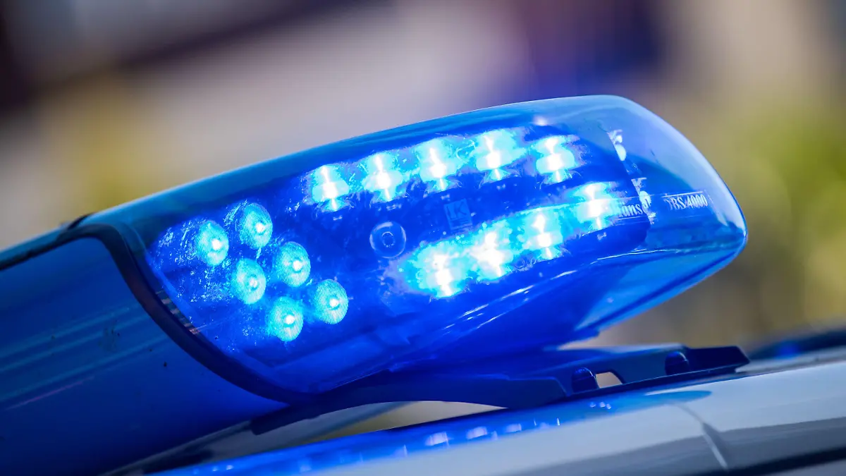 SYMBOLBILD - 11.08.2022, Niedersachsen, Vechta: Ein Blaulicht leuchtet auf dem Dach eines Polizeifahrzeugs. (zu dpa: «Zwei Männer rauben Rollstuhlfahrerin in Mönchengladbach aus») Foto: Lino Mirgeler/dpa +++ dpa-Bildfunk +++