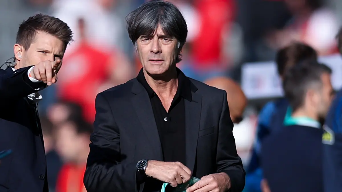 Fußball: DFB-Pokal, SC Freiburg - RB Leipzig, Finale, Olympiastadion. der ehemalige Bundestrainer Joachim Löw steht vor dem Spiel auf dem Platz.(WICHTIGER HINWEIS: Gemäß den Vorgaben der DFL Deutsche Fußball Liga bzw. des DFB Deutscher Fußball-Bund ist es untersagt, in dem Stadion und/oder vom Spiel angefertigte Fotoaufnahmen in Form von Sequenzbildern und/oder videoähnlichen Fotostrecken zu verwerten bzw. verwerten zu lassen.)