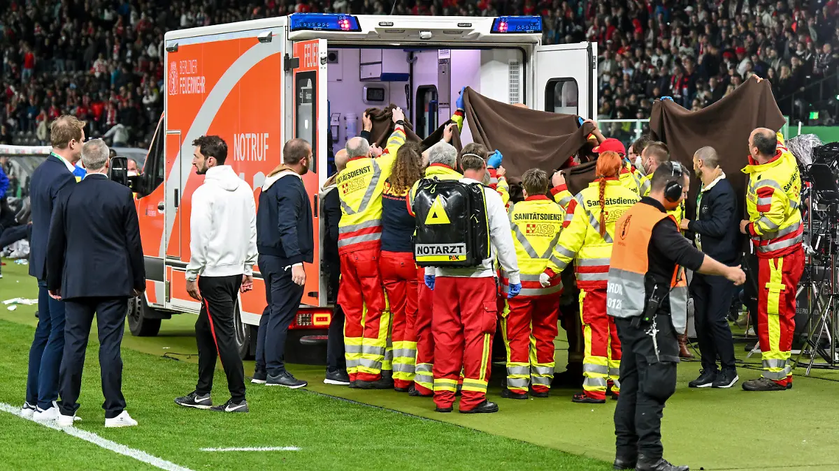 21.05.2022, Berlin: Fußball: DFB-Pokal, SC Freiburg - RB Leipzig, Finale, Olympiastadion. Eine Person die nach dem Elfmeterschießen am Spielfeldrand medizinisch versorgt wurde wird in einen Krankenwagen gebracht.(WICHTIGER HINWEIS: Gemäß den Vorgaben der DFL Deutsche Fußball Liga bzw. des DFB Deutscher Fußball-Bund ist es untersagt, in dem Stadion und/oder vom Spiel angefertigte Fotoaufnahmen in Form von Sequenzbildern und/oder videoähnlichen Fotostrecken zu verwerten bzw. verwerten zu lassen.) Foto: Robert Michael/dpa +++ dpa-Bildfunk +++