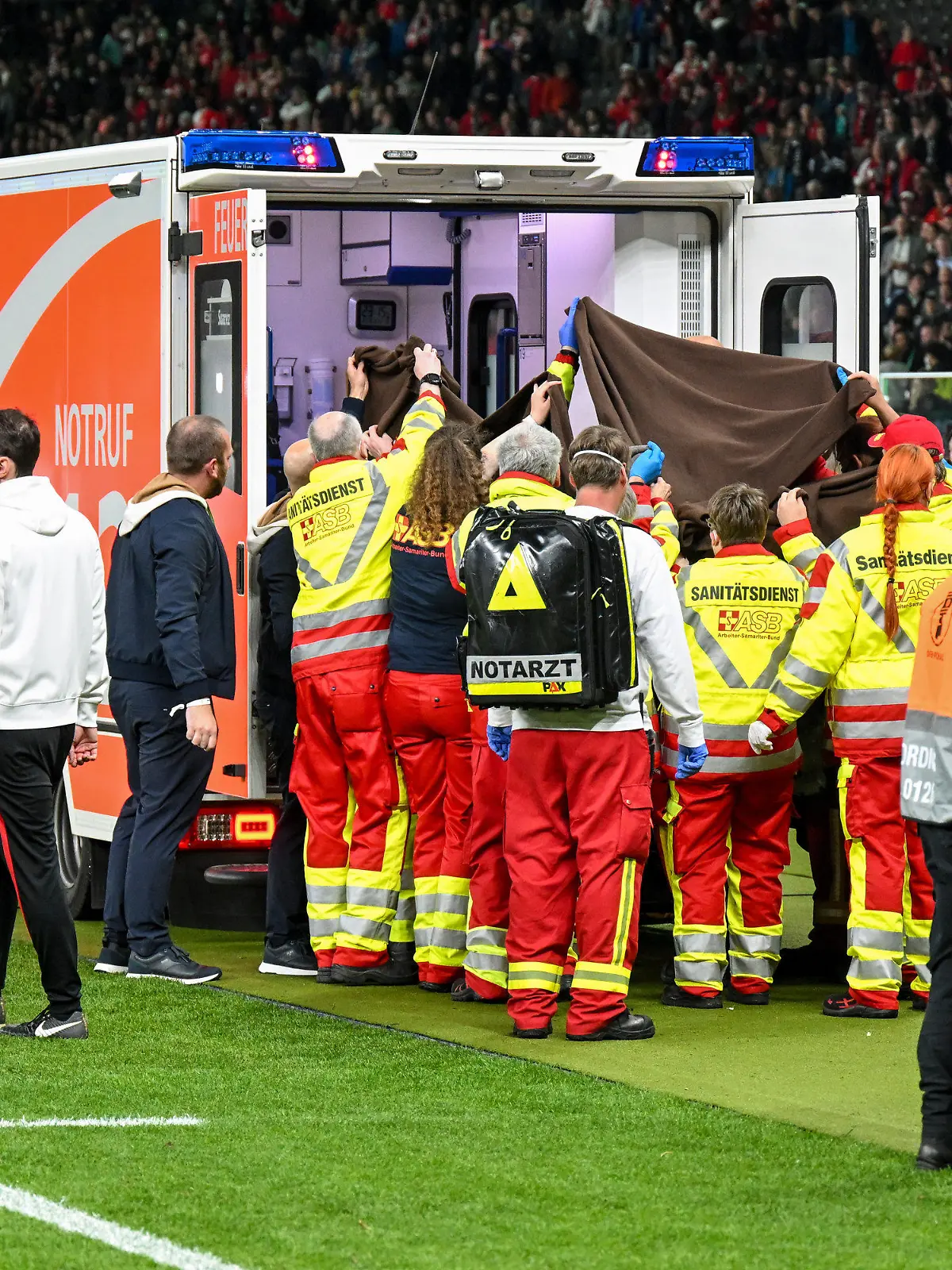 21.05.2022, Berlin: Fußball: DFB-Pokal, SC Freiburg - RB Leipzig, Finale, Olympiastadion. Eine Person die nach dem Elfmeterschießen am Spielfeldrand medizinisch versorgt wurde wird in einen Krankenwagen gebracht.(WICHTIGER HINWEIS: Gemäß den Vorgaben der DFL Deutsche Fußball Liga bzw. des DFB Deutscher Fußball-Bund ist es untersagt, in dem Stadion und/oder vom Spiel angefertigte Fotoaufnahmen in Form von Sequenzbildern und/oder videoähnlichen Fotostrecken zu verwerten bzw. verwerten zu lassen.) Foto: Robert Michael/dpa +++ dpa-Bildfunk +++