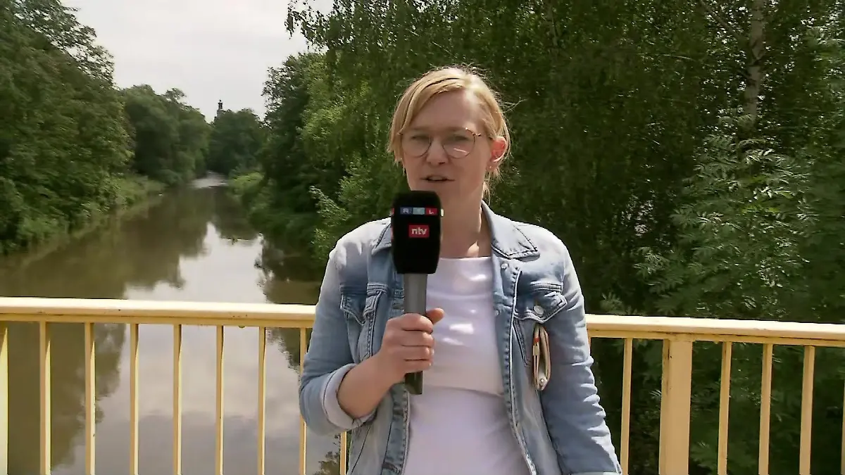 RTL-Reporterin Anne Schneemelcher am Fluss Mulde, der zur Zeit nach dem vermissten Mädchen abgesucht wird
