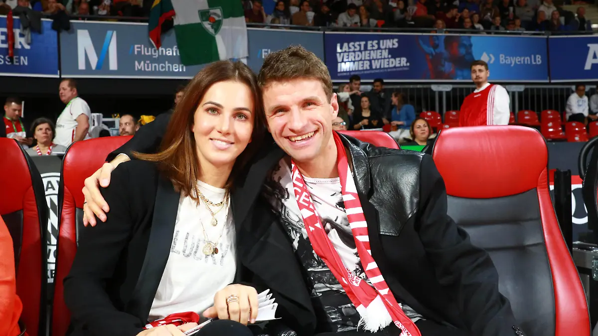 Sport Bilder des Tages Fussballer Thomas Müller und Frau Lisa / Basketball / Euroleague / FC Bayern Basketball - Zalgiris Kaunas / 27.12.2019 / *** Footballer Thomas Müller and Mrs Lisa Basketball Euroleague FC Bayern Basketball Zalgiris Kaunas 27 12 2019