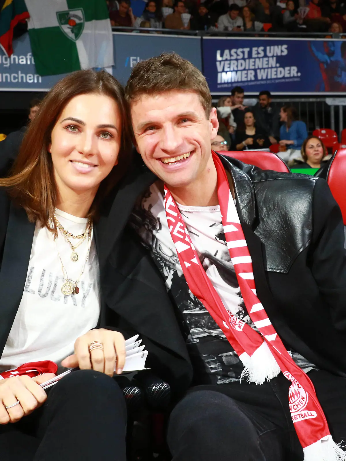 Sport Bilder des Tages Fussballer Thomas Müller und Frau Lisa / Basketball / Euroleague / FC Bayern Basketball - Zalgiris Kaunas / 27.12.2019 / *** Footballer Thomas Müller and Mrs Lisa Basketball Euroleague FC Bayern Basketball Zalgiris Kaunas 27 12 2019