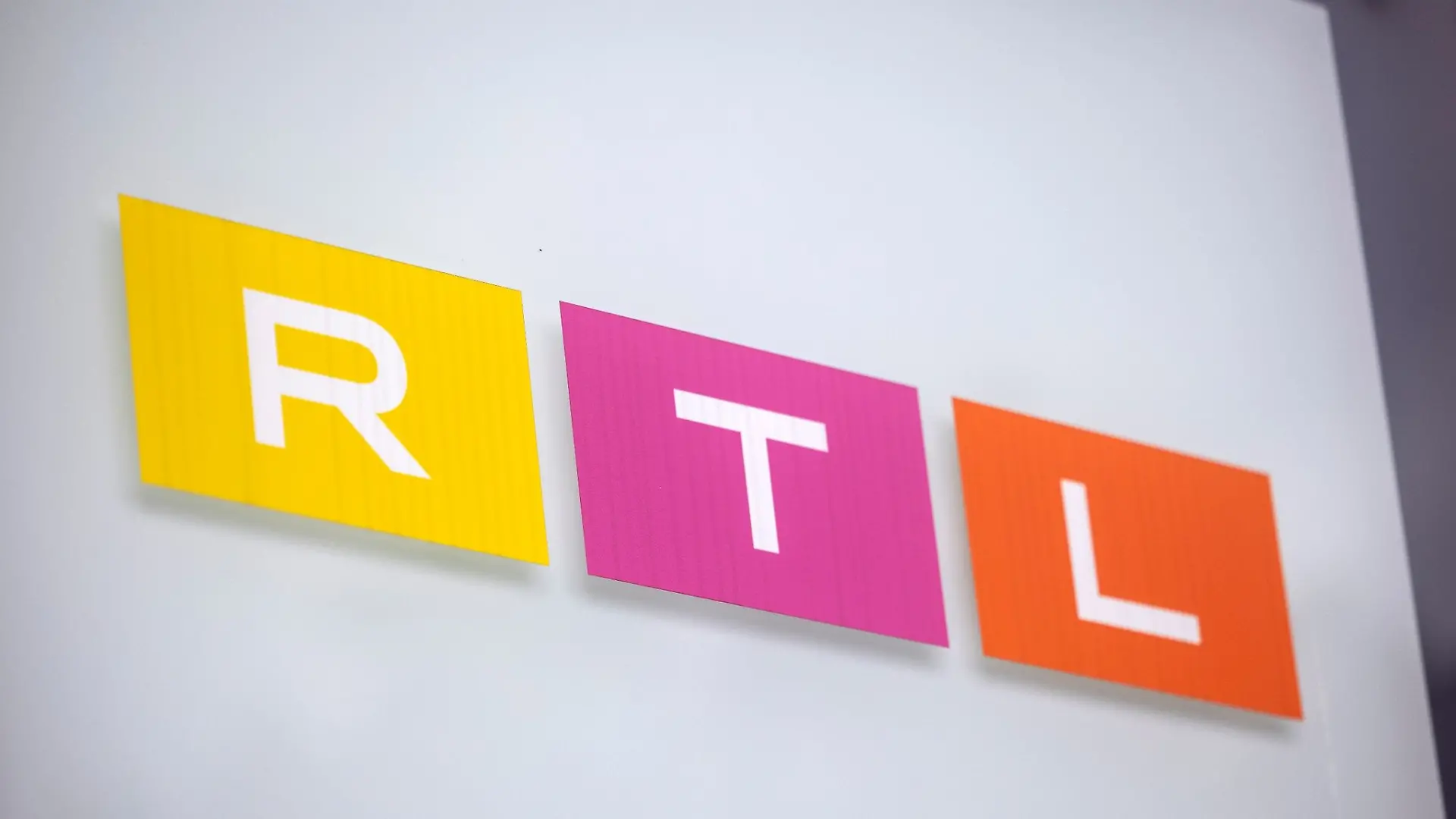 Das Logo des Fernsehsenders RTL ist auf einem Hinweisschild vor dem Gebäude des Sendezentrums in Köln zu sehen. Die RTL Group sieht eine leichte Erholung des TV-Werbemarkts in Deutschland.
