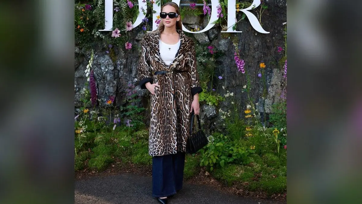 Stilvoll! Jennifer Lawrence begeistert mit Leo-Mantel bei Dior-Show