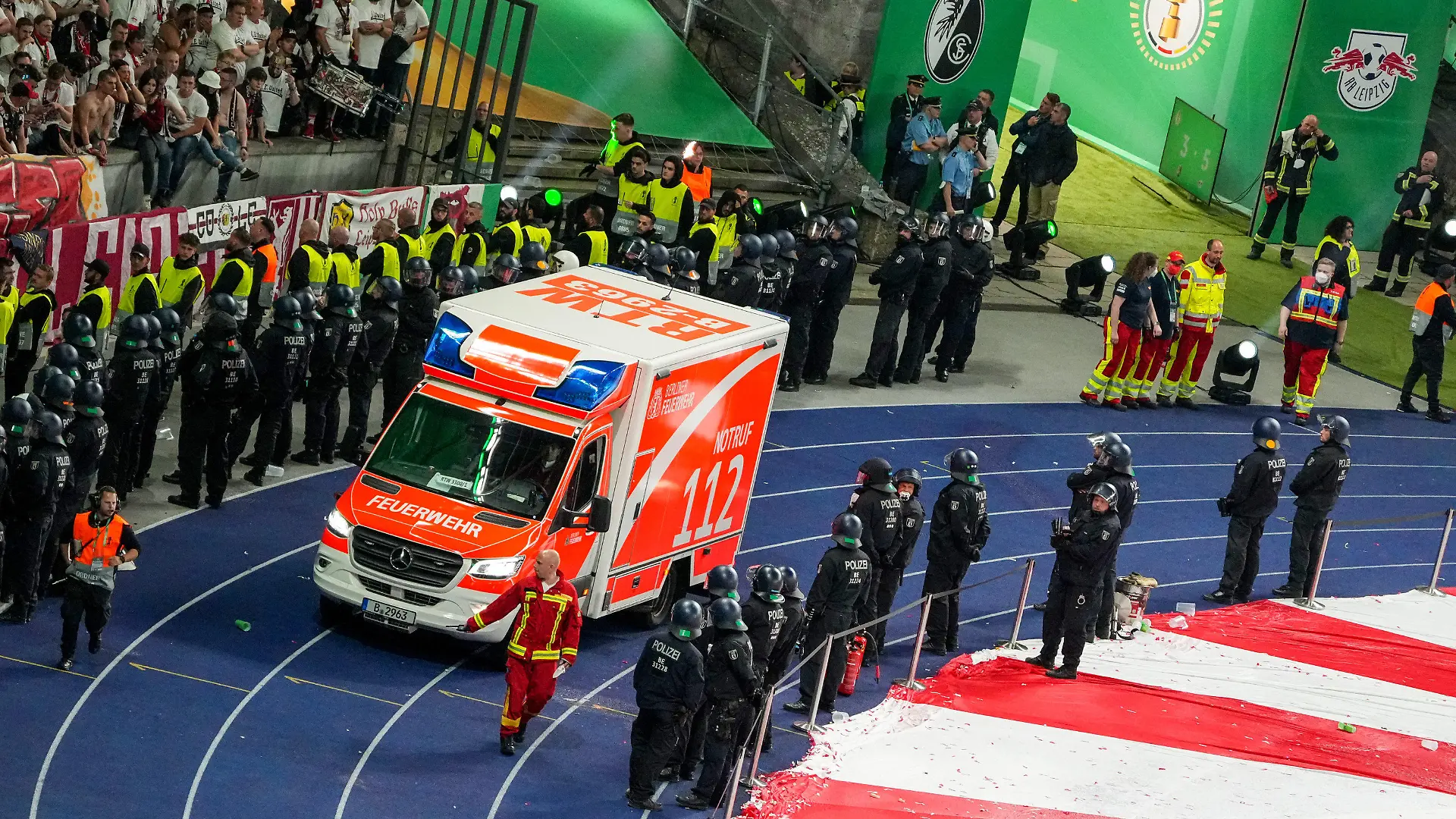 21.05.2022, Berlin: Fußball: DFB-Pokal, SC Freiburg - RB Leipzig, Finale, Olympiastadion. Ein Krankenwagen fährt in das Stadion.(WICHTIGER HINWEIS: Gemäß den Vorgaben der DFL Deutsche Fußball Liga bzw. des DFB Deutscher Fußball-Bund ist es untersagt, in dem Stadion und/oder vom Spiel angefertigte Fotoaufnahmen in Form von Sequenzbildern und/oder videoähnlichen Fotostrecken zu verwerten bzw. verwerten zu lassen.) Foto: Soeren Stache/dpa +++ dpa-Bildfunk +++