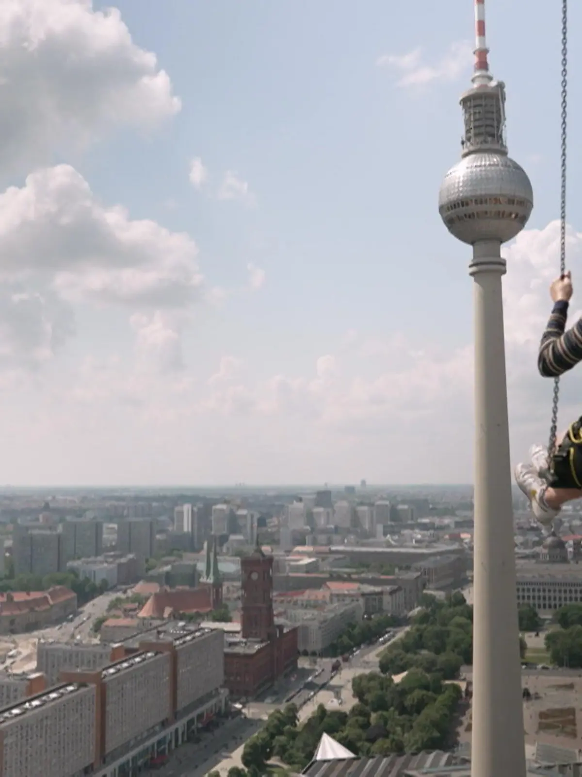Dieser Adrenalin-Kick hat es in sich! Über den Dächern Berlins hat jetzt die höchste Schaukel Europas eröffnet. Schwindelerregende 120 Meter über dem Abgrund schwingt die riesige Schaukel. Spektakulärer kann ein Urlaubsfoto aus der Hauptstadt wohl kaum sein. Was der Spaß kostet und ob sich der Preis lohnt, seht ihr im Video!