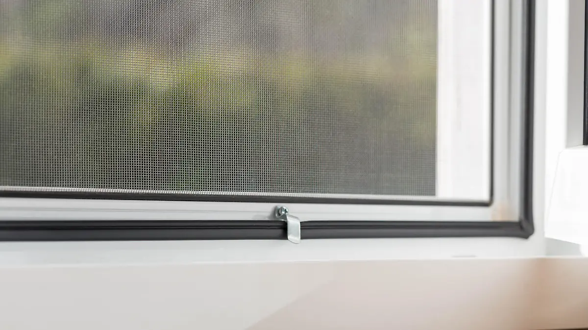 Fliegengitter im Fenster