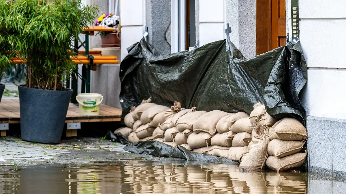 Sandsäcke liegen vor einem Haus in Passau.