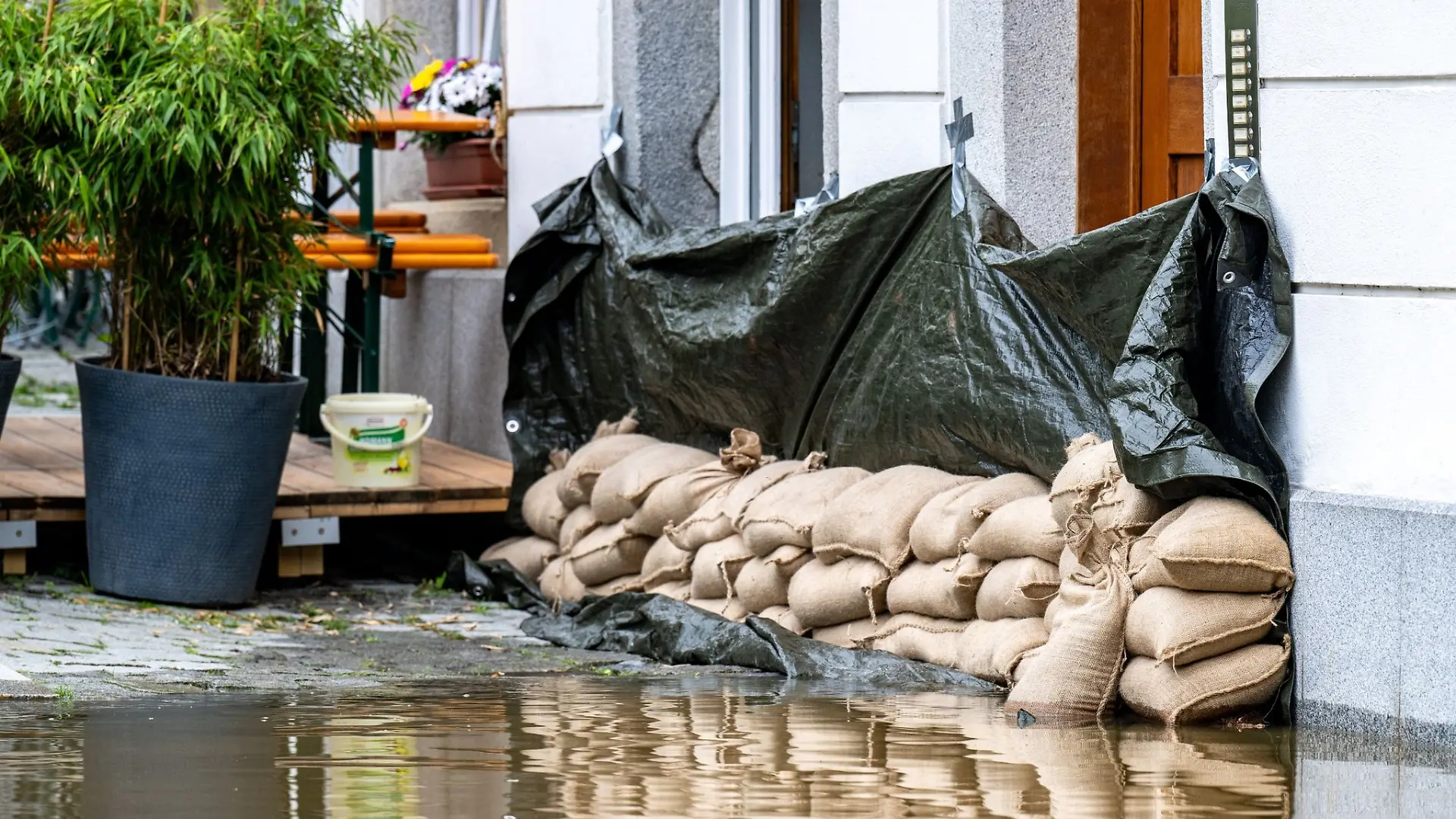 Sandsäcke liegen vor einem Haus in Passau.