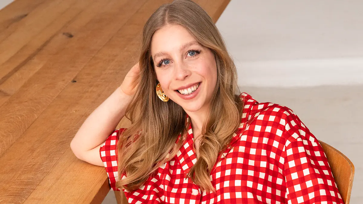 Tochter Johanna Ide im roten Karo-Look.