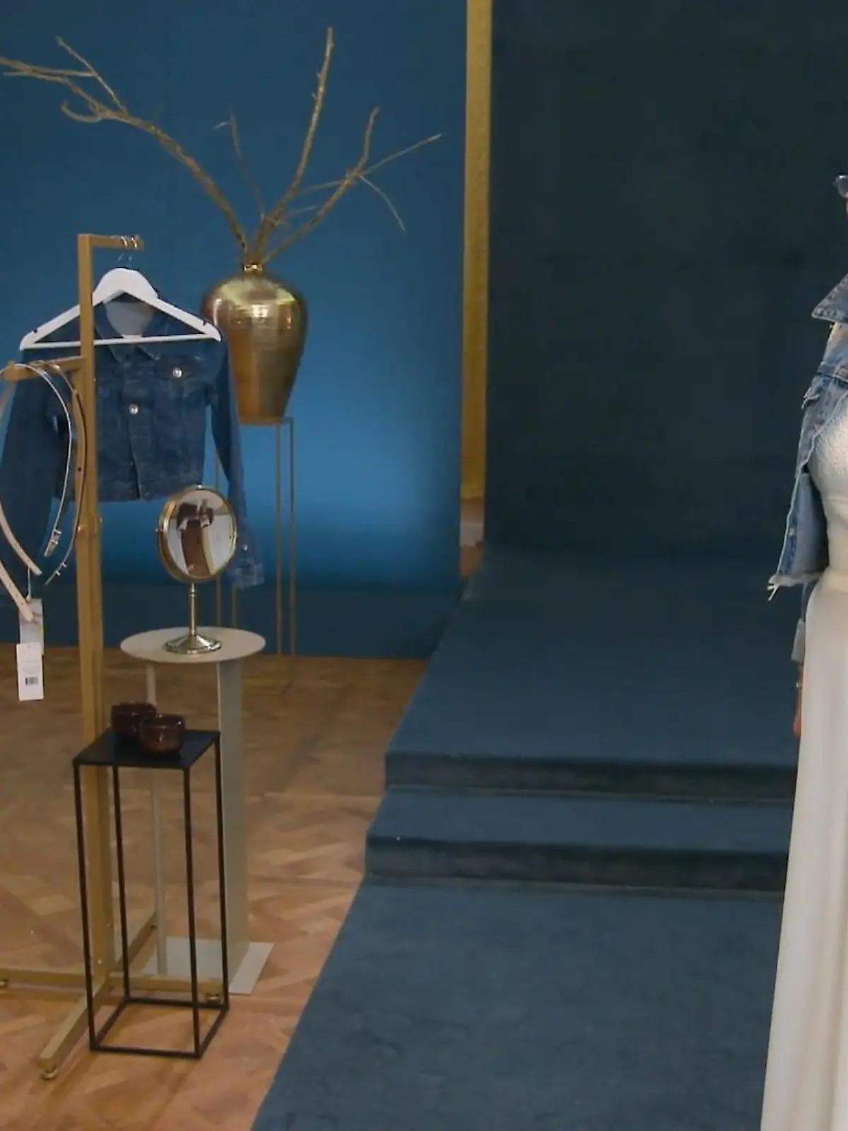 Bild zu: "Brautkleid mit Jeansjacke?"