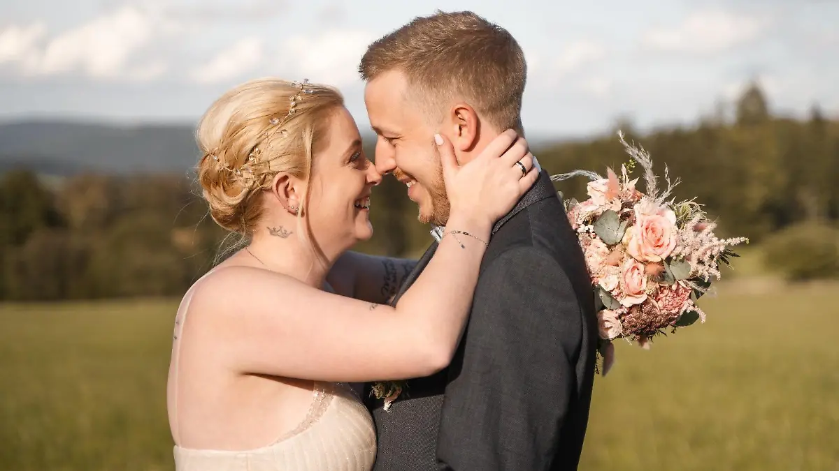 Scarlett und Sepp bei ihrer Hochzeit im vergangenen September. Nun stehen ihre lang ersehnten Flitterwochen auf dem Spiel.