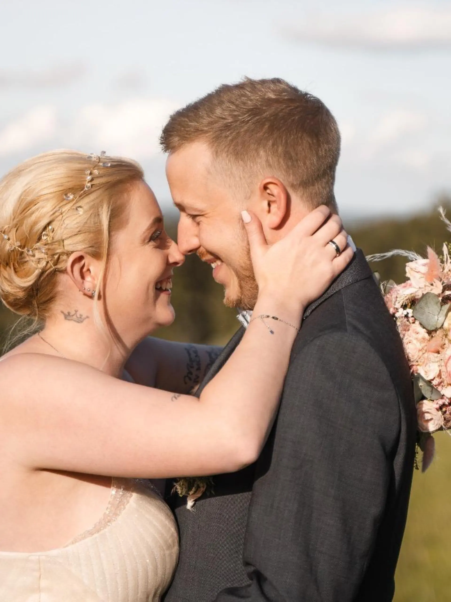 Scarlett und Sepp bei ihrer Hochzeit im vergangenen September. Nun stehen ihre lang ersehnten Flitterwochen auf dem Spiel.