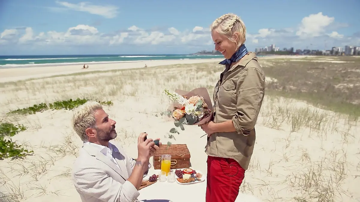 Marc macht Verena einen Antrag am Strand.