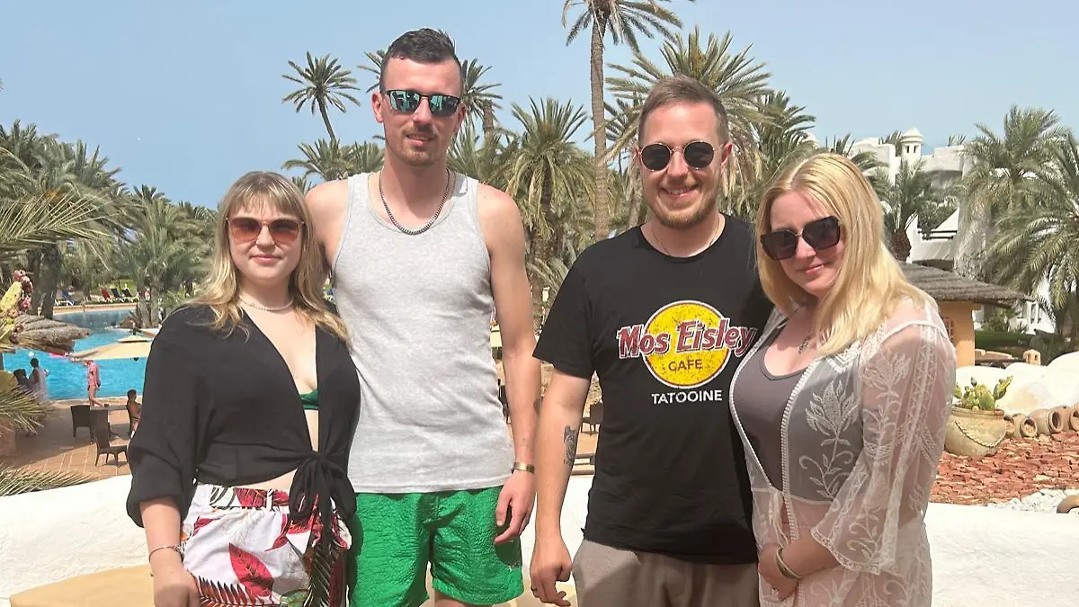 Das befreundete Ehepaar Tommy und Lisa, die Trauzeugin von Scarlett war, im torpedierten Tunsesien-Urlaub mit Scarlett und Sepp (v.l.n.r.)
