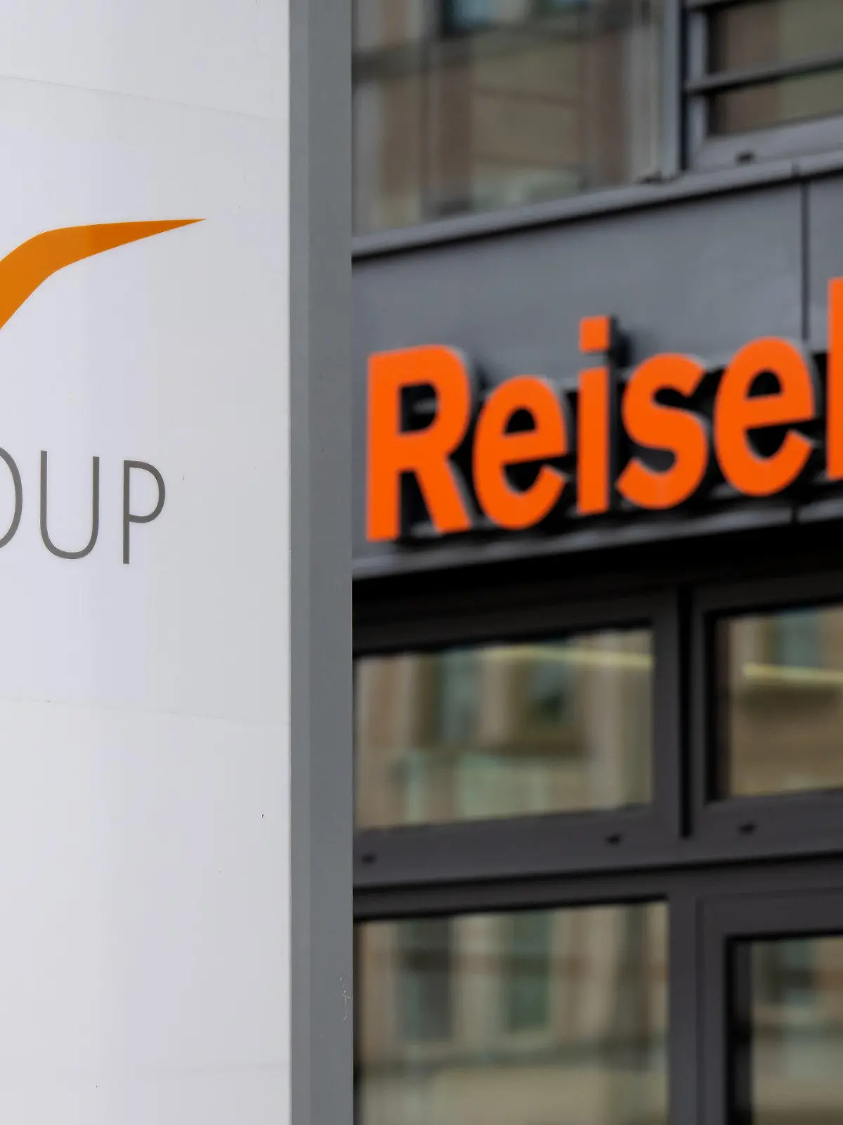ARCHIV - 31.01.2023, Bayern, München: Das Logo des Reiseveranstalter FTI (FTI Group) steht an der Firmenzentrale vor einem Reisebüro. Einige große deutsche Veranstalter haben am Montag weitere Reisen auf die von schweren Bränden betroffene griechische Urlaubsinsel Rhodos abgesagt. Veranstalter FTI storniere alle Reisen nach Rhodos bis einschließlich 26. Juli 2023, sagte eine Sprecherin. (zu dpa: «dpa-Nachrichtenüberblick WIRTSCHAFT - Montag, 3. Juni - 16.00 Uhr») Foto: Sven Hoppe/dpa +++ dpa-Bildfunk +++