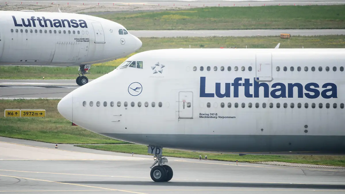 10.05.2022, Hessen, Frankfurt/Main: Zwei Flugzeuge der Lufthansa rollen am Flughafen Frankfurt an die Startbahn. Währenddessen findet die Hauptversammlung der Fluggesellschaft Lufthansa statt. (zu dpa "Lufthansa-Chef: Volle Kapazität möglicherweise schon vor 2025") Foto: Sebastian Gollnow/dpa +++ dpa-Bildfunk +++