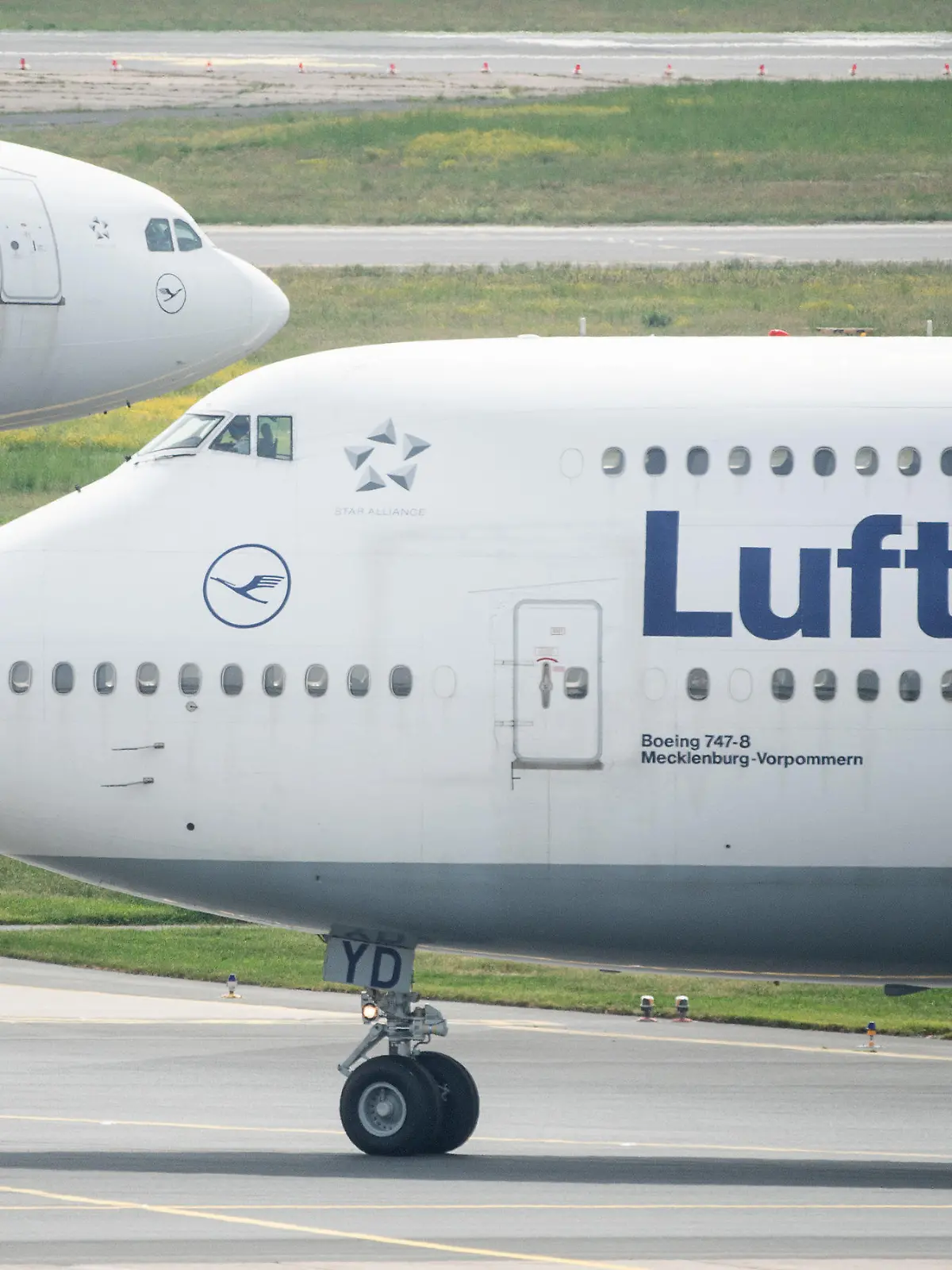 10.05.2022, Hessen, Frankfurt/Main: Zwei Flugzeuge der Lufthansa rollen am Flughafen Frankfurt an die Startbahn. Währenddessen findet die Hauptversammlung der Fluggesellschaft Lufthansa statt. (zu dpa "Lufthansa-Chef: Volle Kapazität möglicherweise schon vor 2025") Foto: Sebastian Gollnow/dpa +++ dpa-Bildfunk +++