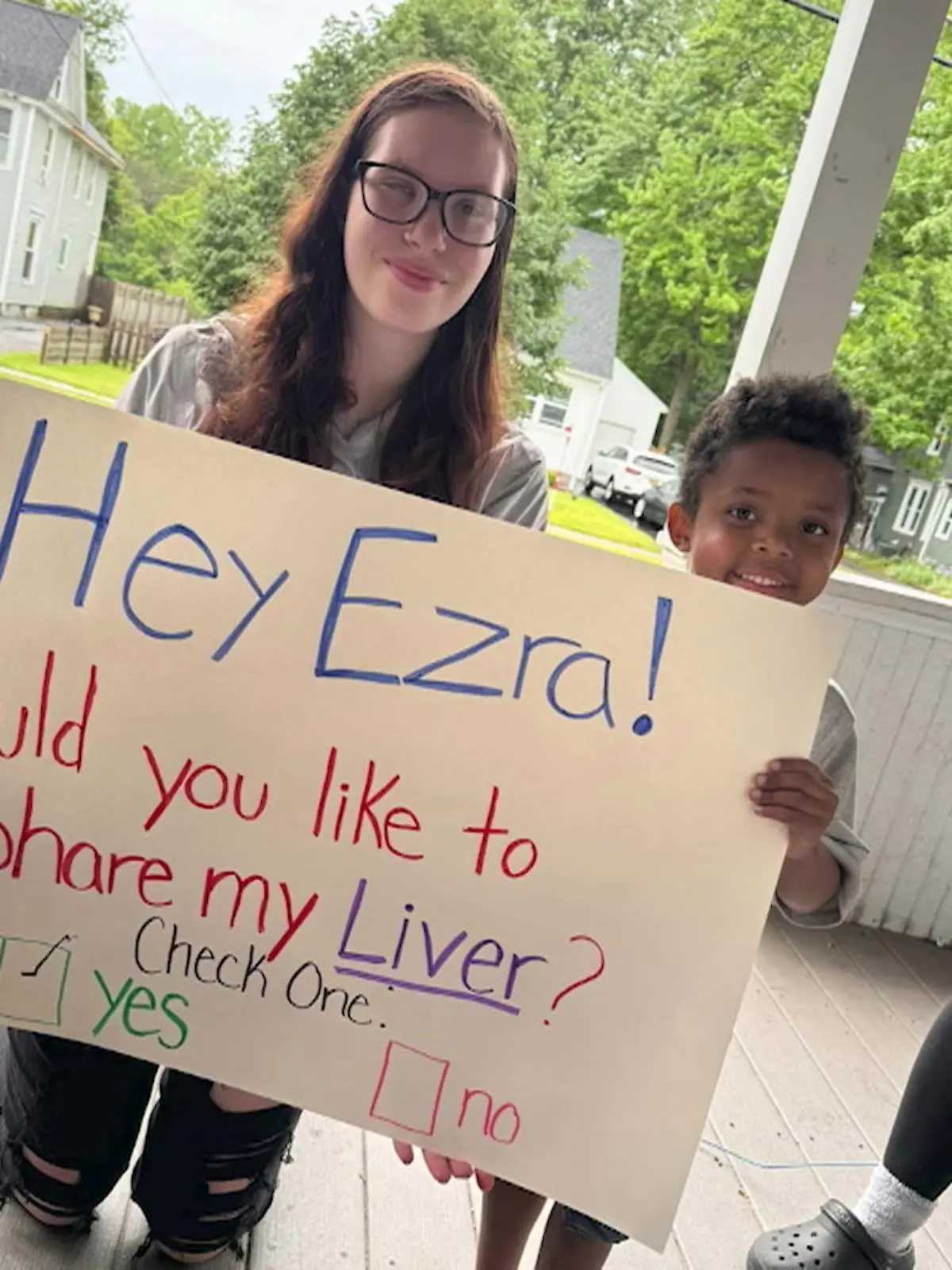 Diese Überraschung rührt zu Tränen!
Als eine Kindergärtnerin erfährt, dass der 5-jährige Ezra schwerkrank ist und auf eine Organspende wartet, zögert sie nicht lang. Was dann passiert, geht ans Herz: Die Kindergärtnerin erfährt, dass sie die perfekte Spenderin ist! Mit einem spontanen Besuch überbringt sie die frohe Botschaft und macht der Familie das größtmögliche Geschenk. Wie die Mutter und ihr Sohn reagieren, seht ihr im Video!