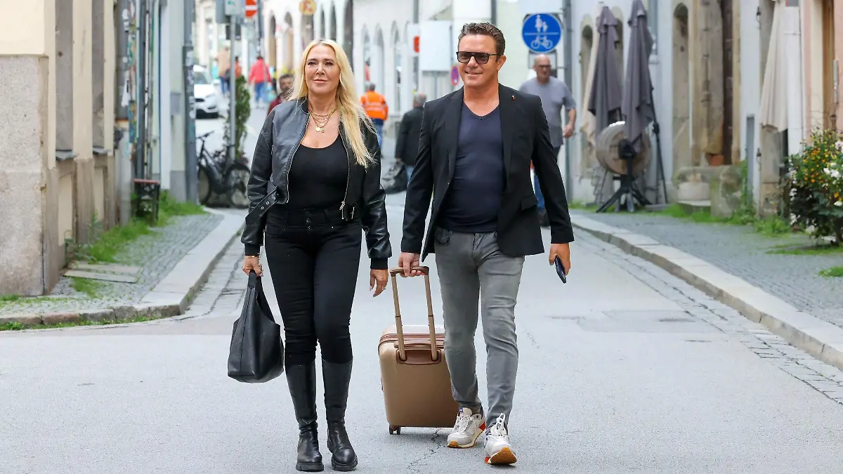 Stefan Mross und seine Anwältin auf dem Weg zum Amtsgericht Passau