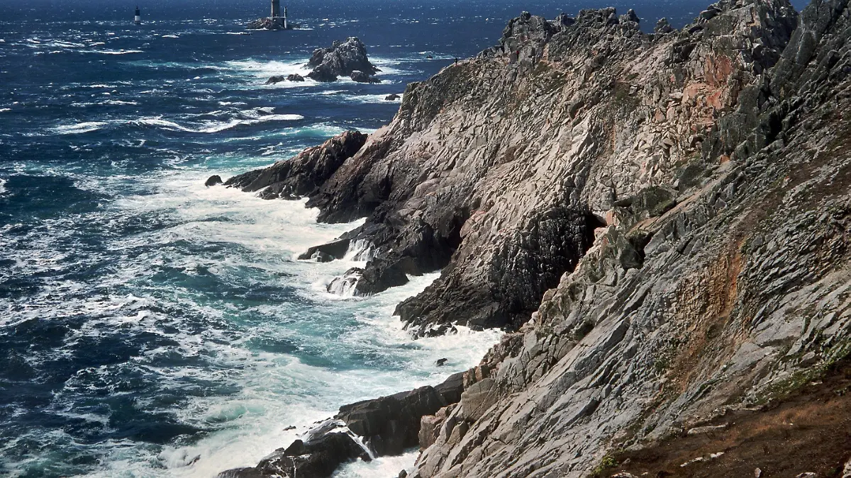 ARCHIV - 30.11.1999, Frankreich, Pointe du Raz: Illlustration - "Pointe du Raz", eine wildzerklüftete Steilküste im Westen Frankreichs, gilt als eine der schönsten Küstenlandschaften in der Bretagne. Undatierte Aufnahme. Eine Welle an der bretonischen Küste in Frankreich hat ein Elternpaar und dessen jugendliche Tochter in den Tod gerissen. Drei weitere Kinder des Paars überlebten die Tragödie bei Plogoff am Donnerstagabend unversehrt, wie der Sender France Info unter Verweis auf die Präfektur berichtete. Foto: Manfred Rehm/dpa +++ dpa-Bildfunk +++