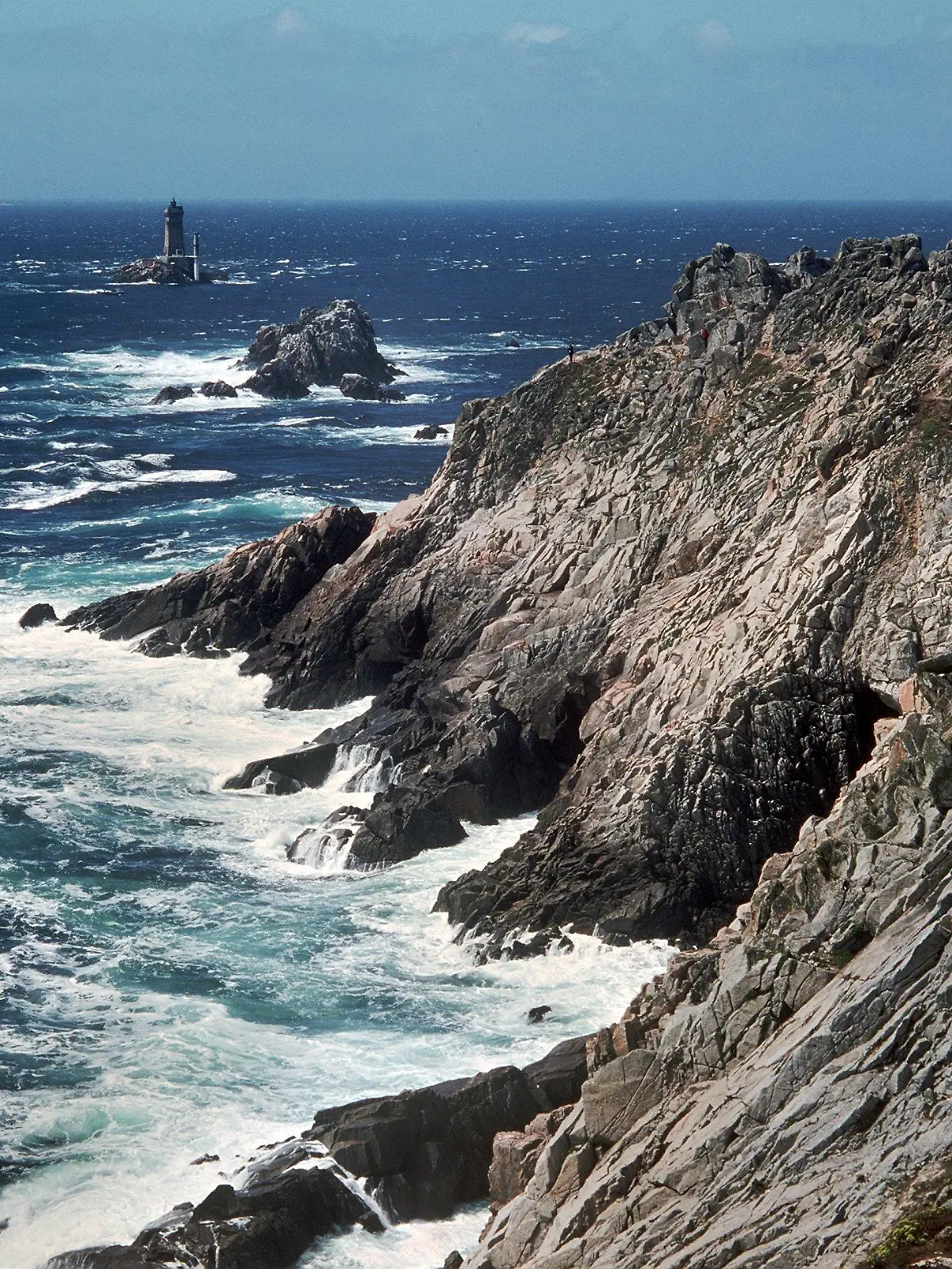 ARCHIV - 30.11.1999, Frankreich, Pointe du Raz: Illlustration - "Pointe du Raz", eine wildzerklüftete Steilküste im Westen Frankreichs, gilt als eine der schönsten Küstenlandschaften in der Bretagne. Undatierte Aufnahme. Eine Welle an der bretonischen Küste in Frankreich hat ein Elternpaar und dessen jugendliche Tochter in den Tod gerissen. Drei weitere Kinder des Paars überlebten die Tragödie bei Plogoff am Donnerstagabend unversehrt, wie der Sender France Info unter Verweis auf die Präfektur berichtete. Foto: Manfred Rehm/dpa +++ dpa-Bildfunk +++