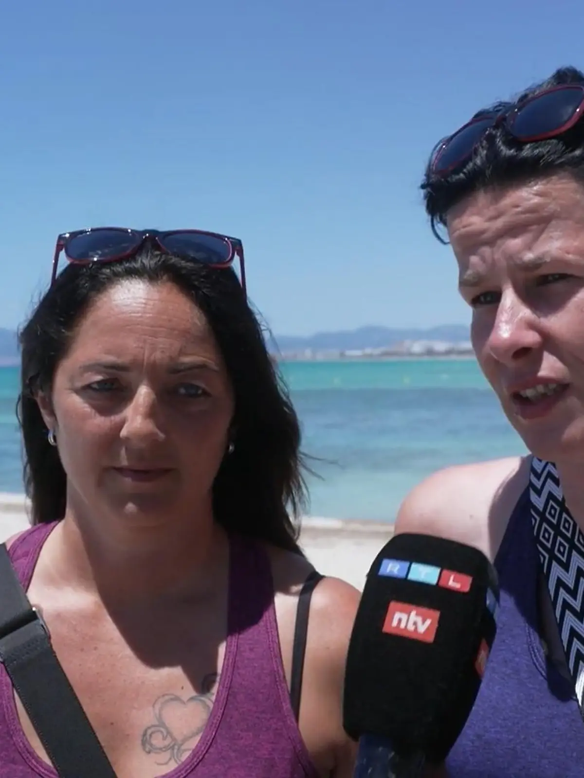 Danica und Kirsten sind mit ihren Söhnen und einem Freund auf Mallorca. Als sie nach einer durchzechten Nacht aus dem Megapark ins Hotel kommen, erwartet sie bereits die Hiobsbotschaft: Der Reiseveranstalter, über den sie gebucht haben - FTI - ist insolvent, sie müssen das Hotel selbst zahlen oder fliegen raus. Doch wie kommen sie jetzt wieder nach Hause zurück? Reiseexperte Ralf Benkö weiß rat.