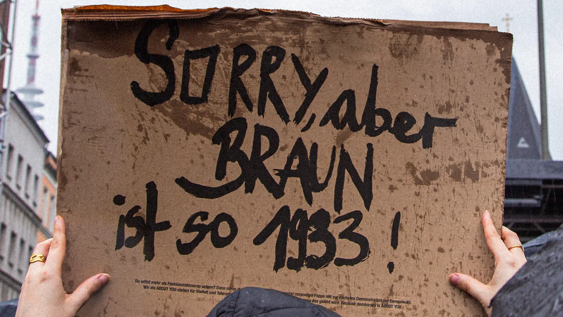 Nur einer der Demo-Slogans auf insgesamt 50.000 Plakaten.