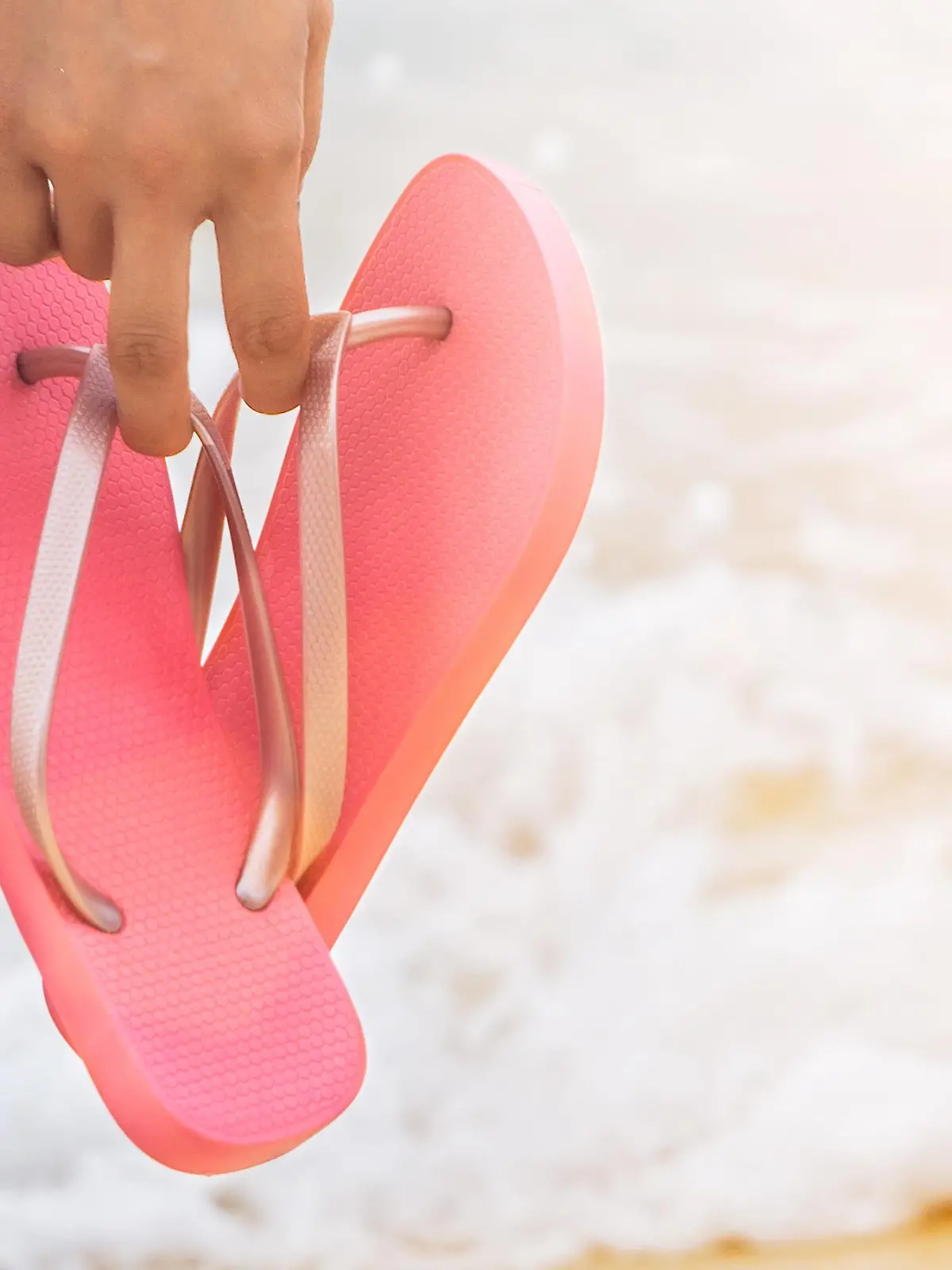 Frau trägt Flip Flops am Strand