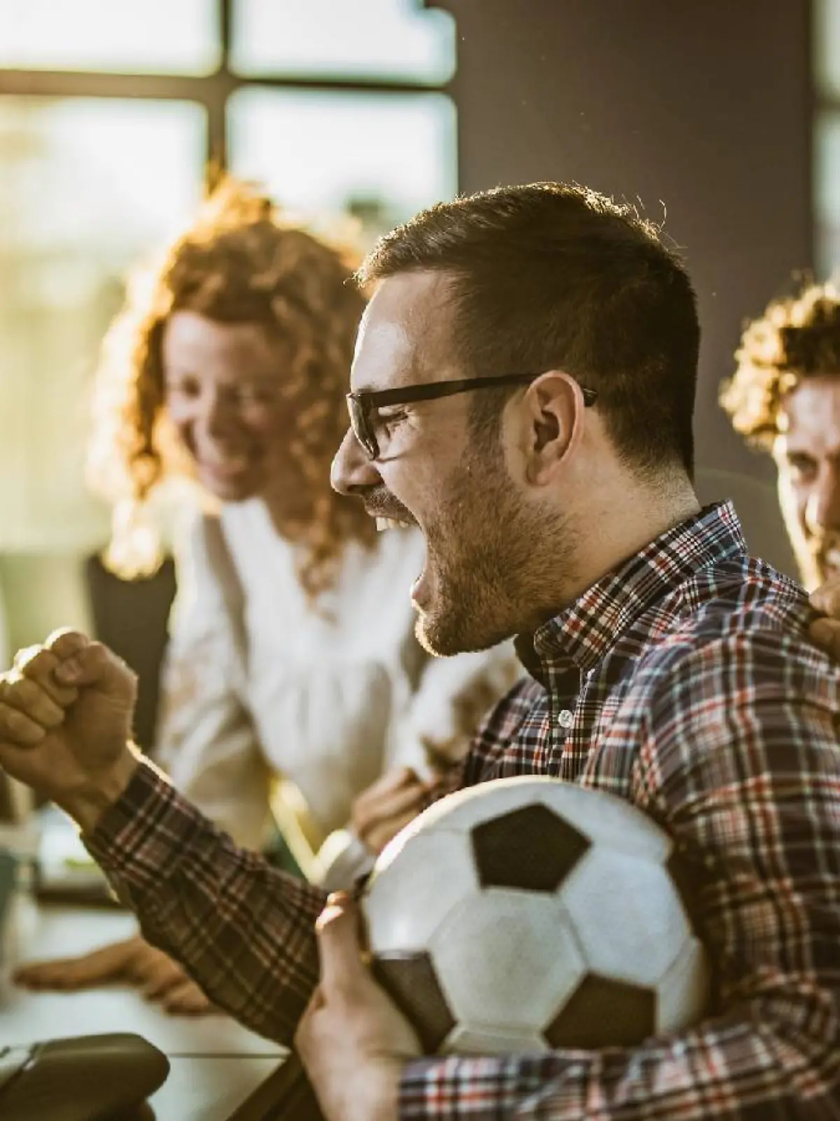 Kollegen schauen im Büro Fußball