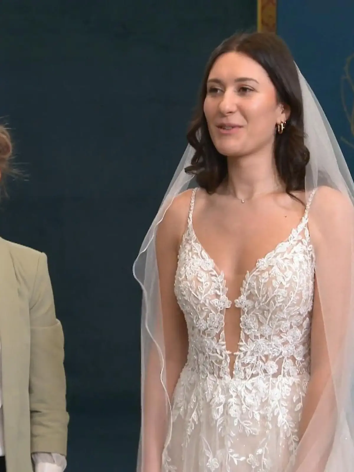Bild zu: "Helen zückt das Favoritenkleid"