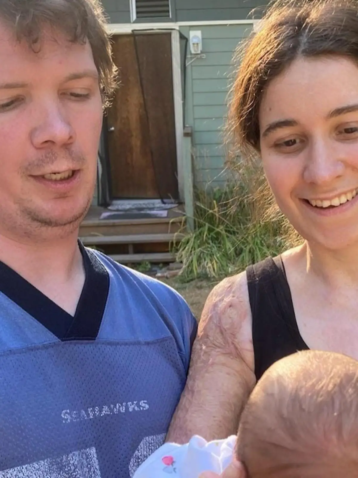 Ein Paar mit einem Baby auf dem Arm.
