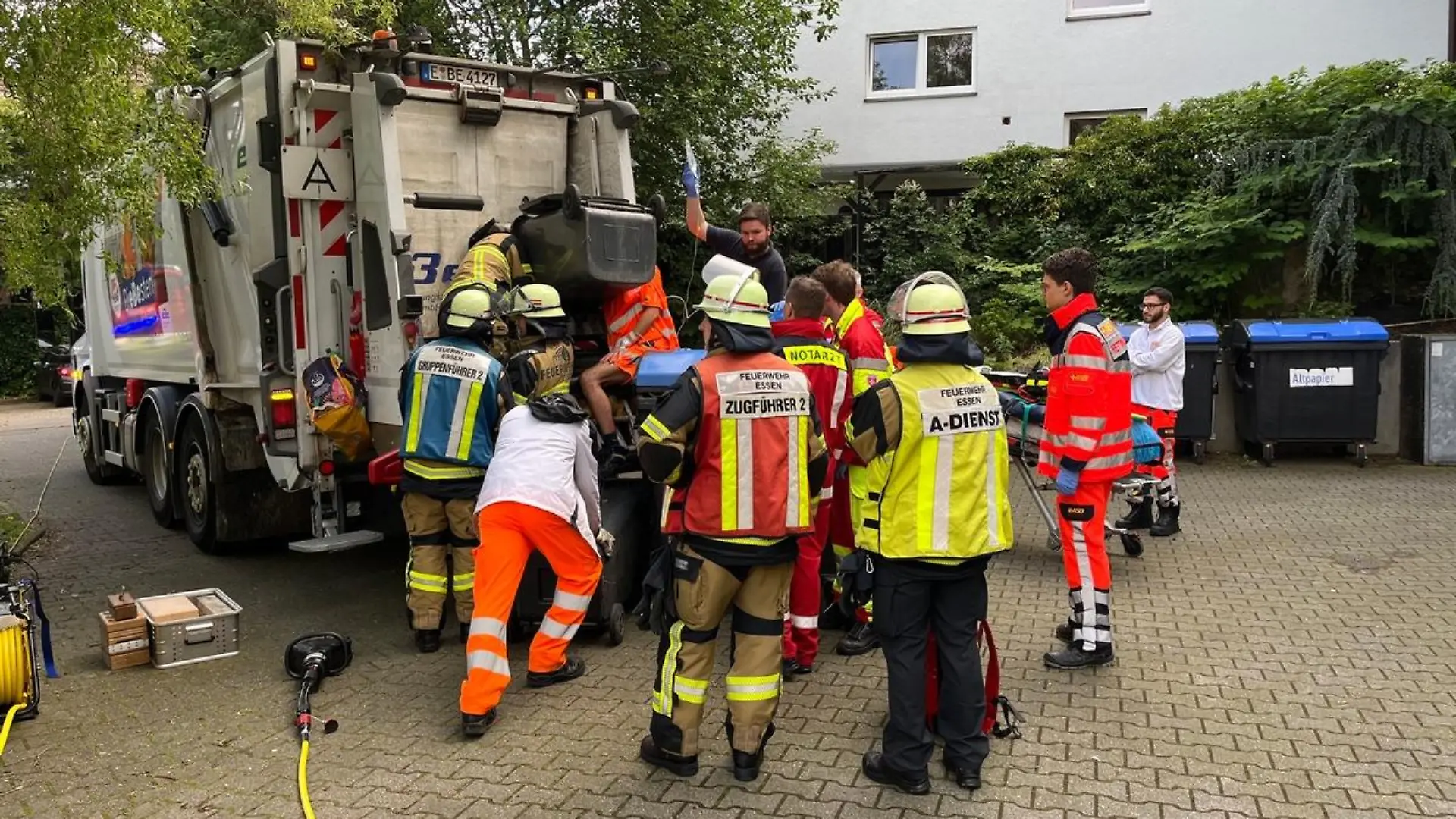 Technische Rettung des Arbeiters Foto: Feuerwehr Essen