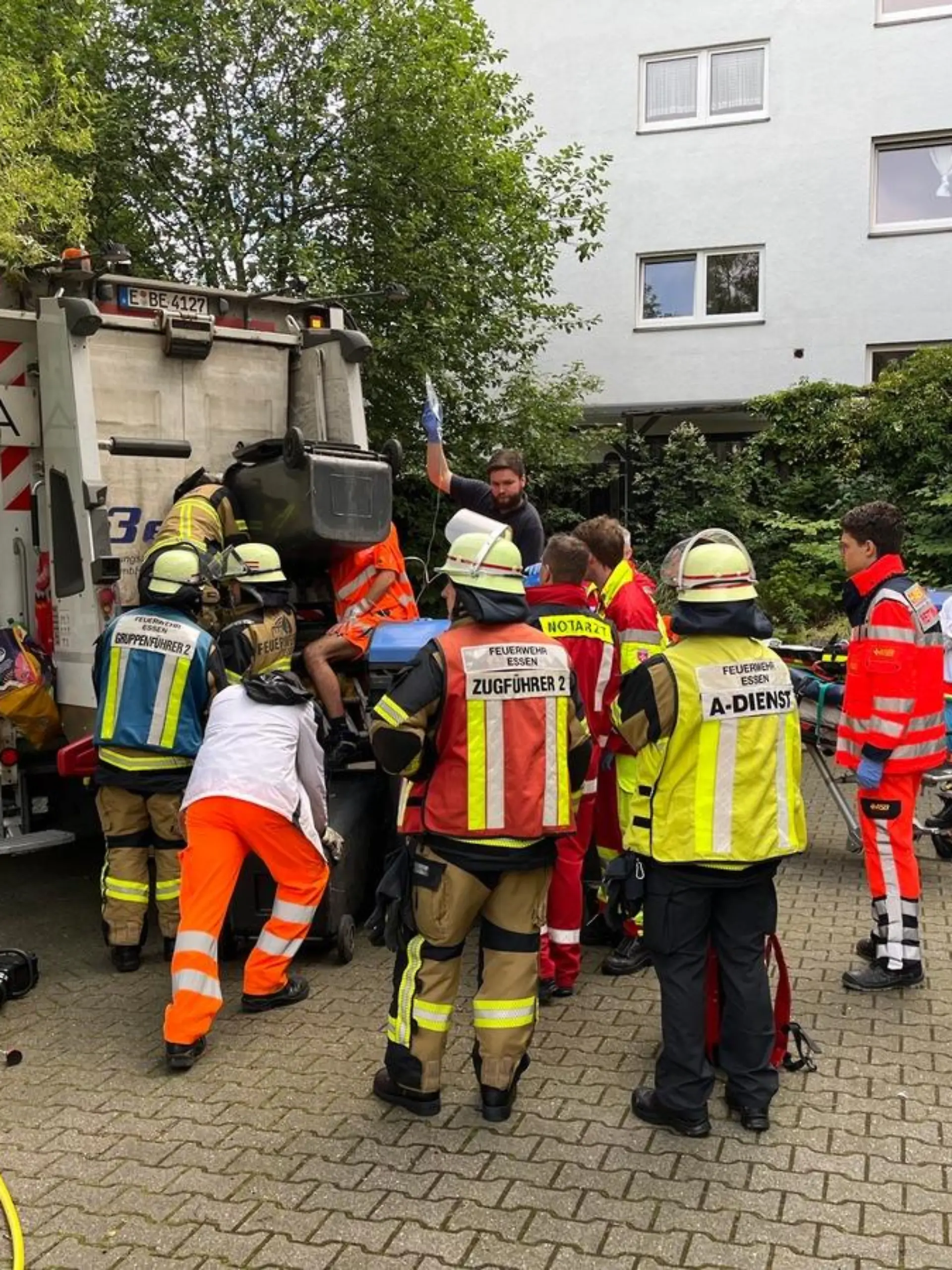 Technische Rettung des Arbeiters Foto: Feuerwehr Essen